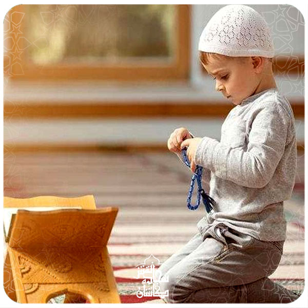 نماز خواندن بچه ها روی سجاده فرش